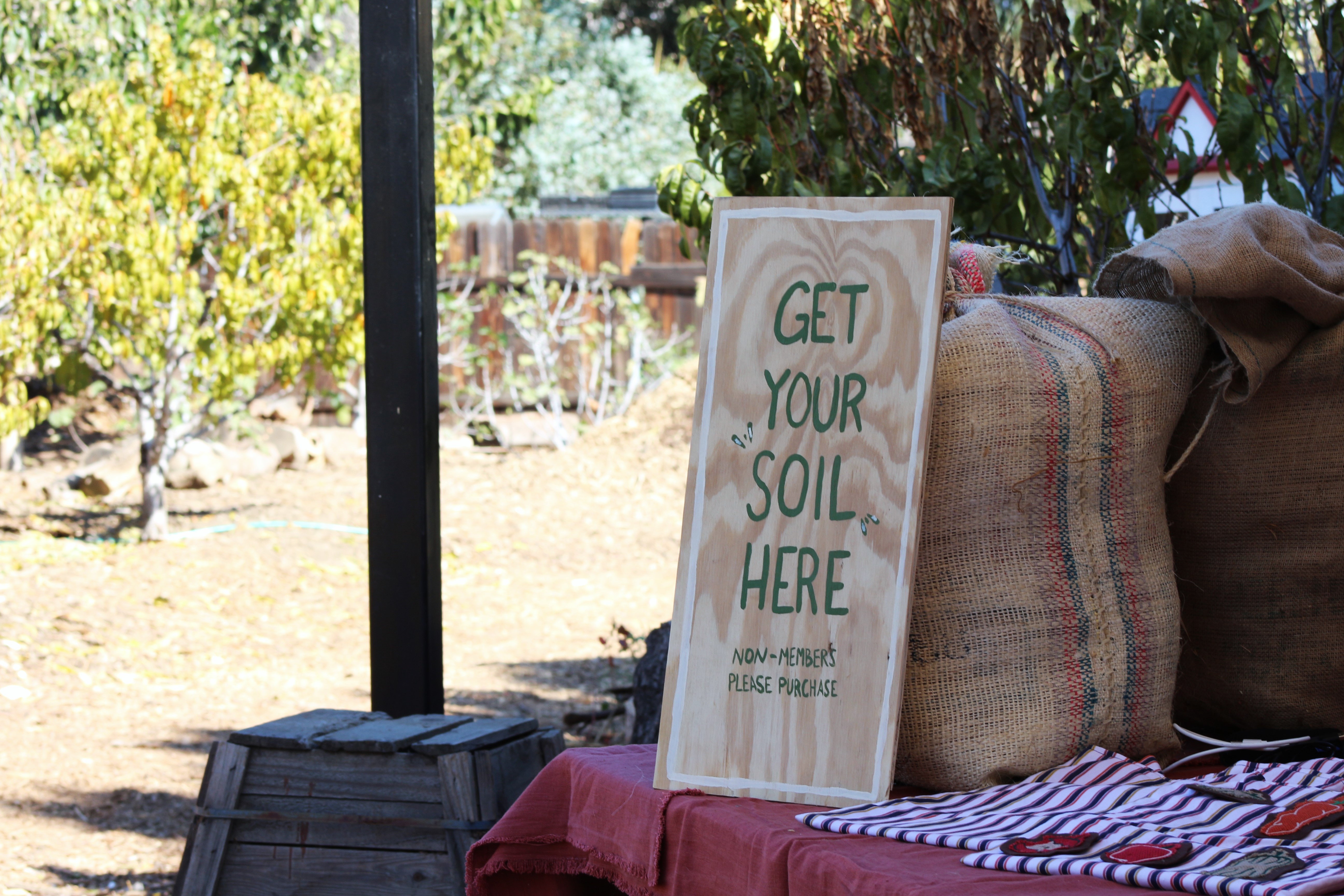 "Get your soil here" sign at soil pickup table